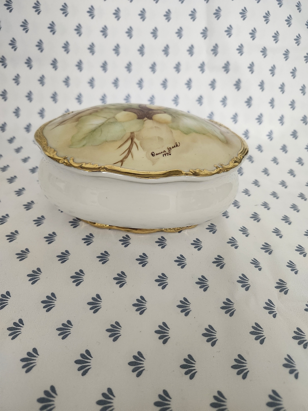 Porcelain Decorative Trinket Box with Hand-Painted Floral Lid - White and Gold